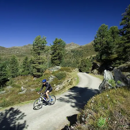 فيلة Grand Zeus Anoyira